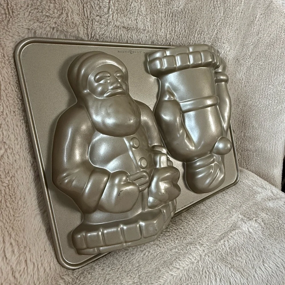 Nordic Ware 10 Cup‎ Santa Claus Cast Aluminum Cake Pan Platinum Collection